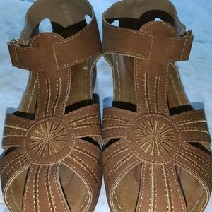 Women’s Tan Strappy Sandals with Decorative Stitching